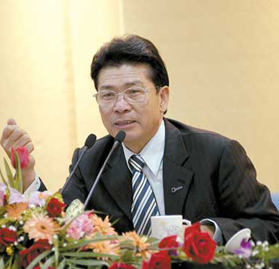 
何享健